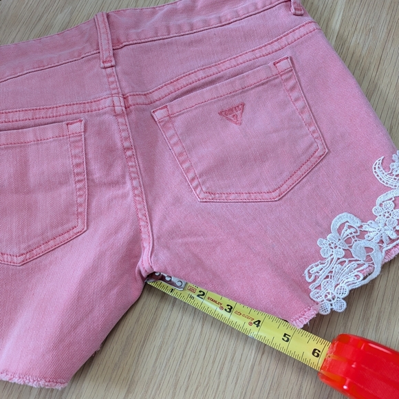 NWT GUESS Womens (Size 26) Peach Jean Shorts With Off-White Lace/Crochet Trim - Picture 4 of 16